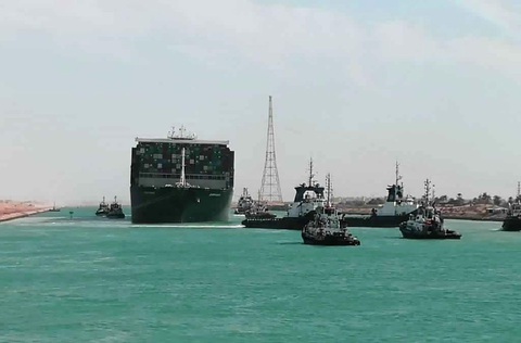Tàu Ever Given lướt sóng trên kênh đào Suez sau khi được giải cứu - Ảnh 11. Tàu Ever Given lướt sóng trên kênh đào Suez sau khi được giải cứu - Ảnh 11.