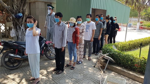 6 người Việt điều trị khỏi COVID-19 ở Campuchia được đưa về nước - Ảnh 2. 6 người Việt điều trị khỏi COVID-19 ở Campuchia được đưa về nước - Ảnh 2.