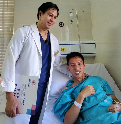 Bác sĩ mát tay chữa chấn thương cho cầu thủ - Ảnh 1. Bác sĩ mát tay chữa chấn thương cho cầu thủ - Ảnh 1.