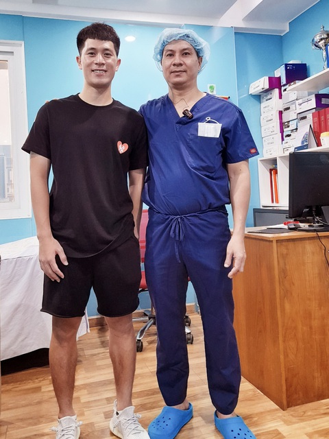 Bác sĩ mát tay chữa chấn thương cho cầu thủ - Ảnh 3. Bác sĩ mát tay chữa chấn thương cho cầu thủ - Ảnh 3.