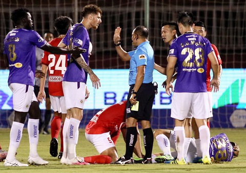 V-League 2021: Sao đá gãy chân đối phương mà trọng tài chỉ rút thẻ vàng? - Ảnh 2. V-League 2021: Sao đá gãy chân đối phương mà trọng tài chỉ rút thẻ vàng? - Ảnh 2.