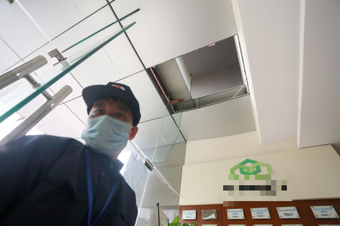 Vụ 2 người rơi xuống sảnh chung cư: Chủ đầu tư làm chưa đúng thiết kế phê duyệt - Ảnh 1. Vụ 2 người rơi xuống sảnh chung cư: Chủ đầu tư làm chưa đúng thiết kế phê duyệt - Ảnh 1.