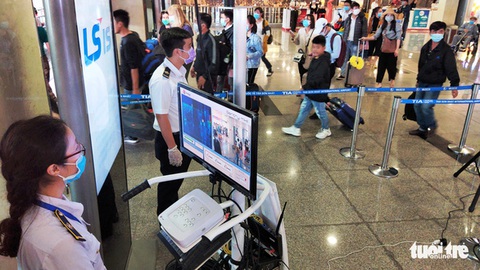 TP.HCM đề xuất nhân viên sân bay có tiếp xúc hành khách được ưu tiên tiêm vắc xin đợt đầu - Ảnh 1. TP.HCM đề xuất nhân viên sân bay có tiếp xúc hành khách được ưu tiên tiêm vắc xin đợt đầu - Ảnh 1.