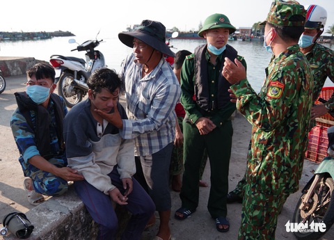 Canô tuần tra chống nhập cảnh lậu cứu 1 ngư dân trôi suốt đêm trên biển - Ảnh 1. Canô tuần tra chống nhập cảnh lậu cứu 1 ngư dân trôi suốt đêm trên biển - Ảnh 1.