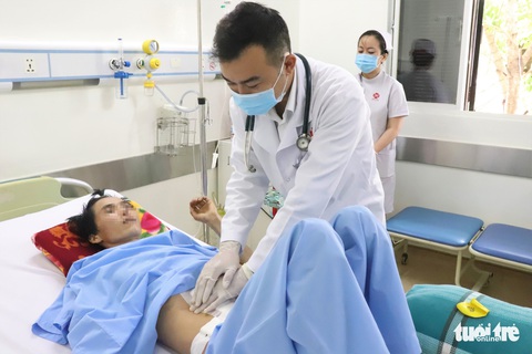 Mổ lấy xong sỏi niệu quản, thanh niên nguy kịch vì thêm tắc ruột - Ảnh 1. Mổ lấy xong sỏi niệu quản, thanh niên nguy kịch vì thêm tắc ruột - Ảnh 1.