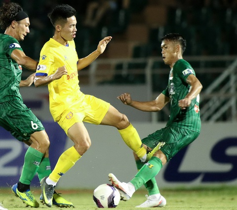 V-League 2021: Sao đá gãy chân đối phương mà trọng tài chỉ rút thẻ vàng? - Ảnh 1. V-League 2021: Sao đá gãy chân đối phương mà trọng tài chỉ rút thẻ vàng? - Ảnh 1.