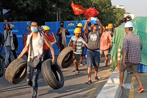 Quân đội đàn áp đẫm máu, nhiều người Myanmar thề tiếp tục xuống đường - Ảnh 1. Quân đội đàn áp đẫm máu, nhiều người Myanmar thề tiếp tục xuống đường - Ảnh 1.