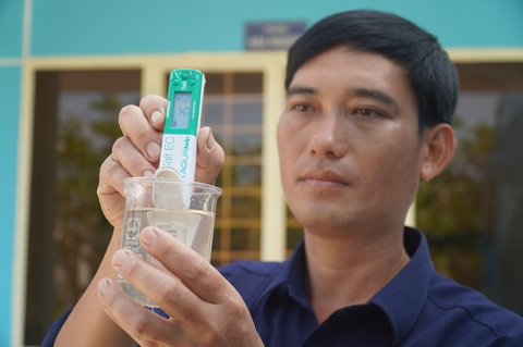 Nước nhiễm mặn, dùng sà lan chở nước thô về xử lý khiến giá nước Bến Tre lên 51.000/m3 - Ảnh 1. Nước nhiễm mặn, dùng sà lan chở nước thô về xử lý khiến giá nước Bến Tre lên 51.000/m3 - Ảnh 1.