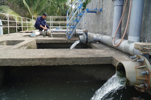Nước nhiễm mặn, dùng sà lan chở nước thô về xử lý khiến giá nước Bến Tre lên 51.000/m3 - Ảnh 2. Nước nhiễm mặn, dùng sà lan chở nước thô về xử lý khiến giá nước Bến Tre lên 51.000/m3 - Ảnh 2.