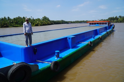 Nước nhiễm mặn, dùng sà lan chở nước thô về xử lý khiến giá nước Bến Tre lên 51.000/m3 - Ảnh 3. Nước nhiễm mặn, dùng sà lan chở nước thô về xử lý khiến giá nước Bến Tre lên 51.000/m3 - Ảnh 3.