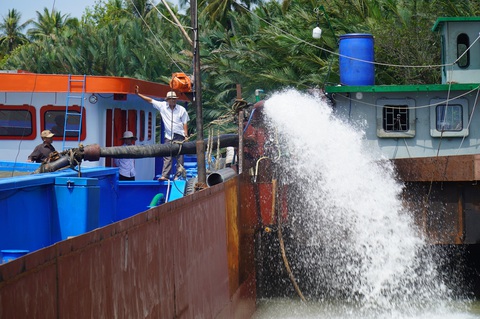 Nước nhiễm mặn, dùng sà lan chở nước thô về xử lý khiến giá nước Bến Tre lên 51.000/m3 - Ảnh 4. Nước nhiễm mặn, dùng sà lan chở nước thô về xử lý khiến giá nước Bến Tre lên 51.000/m3 - Ảnh 4.