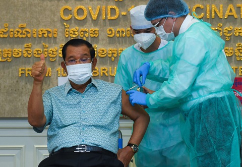 Thủ tướng Hun Sen tiêm vắc xin AstraZeneca do Ấn Độ tài trợ - Ảnh 1. Thủ tướng Hun Sen tiêm vắc xin AstraZeneca do Ấn Độ tài trợ - Ảnh 1.