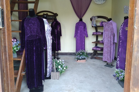 Triển lãm áo dài tím dịp 8-3 - Ảnh 1. Triển lãm áo dài tím dịp 8-3 - Ảnh 1.