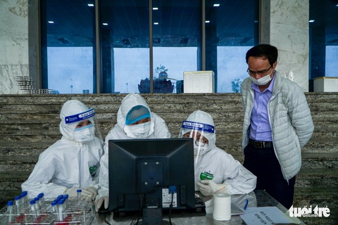Hàng trăm sinh viên Hải Dương đi xét nghiệm COVID-19 trước khi trở lại Hà Nội - Ảnh 9. Hàng trăm sinh viên Hải Dương đi xét nghiệm COVID-19 trước khi trở lại Hà Nội - Ảnh 9.