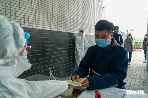 Hàng trăm sinh viên Hải Dương đi xét nghiệm COVID-19 trước khi trở lại Hà Nội - Ảnh 4. Hàng trăm sinh viên Hải Dương đi xét nghiệm COVID-19 trước khi trở lại Hà Nội - Ảnh 4.