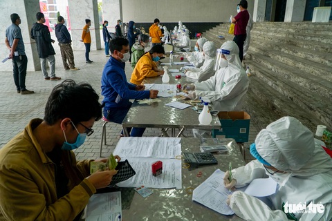 Hàng trăm sinh viên Hải Dương đi xét nghiệm COVID-19 trước khi trở lại Hà Nội - Ảnh 5. Hàng trăm sinh viên Hải Dương đi xét nghiệm COVID-19 trước khi trở lại Hà Nội - Ảnh 5.