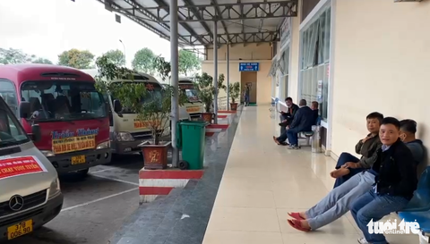 Xe khách Nghệ An bãi bến, phản đối xe chạy vượt tuyến, xe ‘dù’ - Ảnh 1. Xe khách Nghệ An bãi bến, phản đối xe chạy vượt tuyến, xe ‘dù’ - Ảnh 1.
