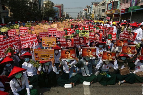 Myanmar chỉ yên khi quân đội khóa tay được bà Suu Kyi? - Ảnh 1. Myanmar chỉ yên khi quân đội khóa tay được bà Suu Kyi? - Ảnh 1.
