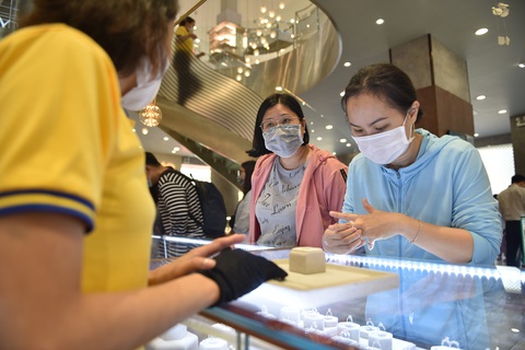 Giá vàng rơi khỏi ngưỡng 56 triệu đồng/lượng - Ảnh 1. Giá vàng rơi khỏi ngưỡng 56 triệu đồng/lượng - Ảnh 1.