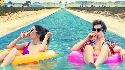 Palm Springs: Cười và tự vấn giữa thế gian buồn bã - Ảnh 1. Palm Springs: Cười và tự vấn giữa thế gian buồn bã - Ảnh 1.