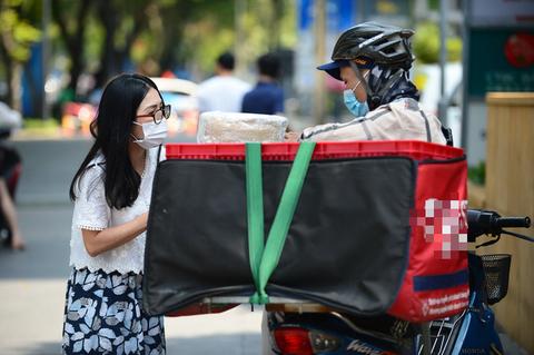 Khiếu nại gần 20 shop bán hàng giả nhái trên Shopee, Shopee khóa luôn hàng thật - Ảnh 1. Khiếu nại gần 20 shop bán hàng giả nhái trên Shopee, Shopee khóa luôn hàng thật - Ảnh 1.