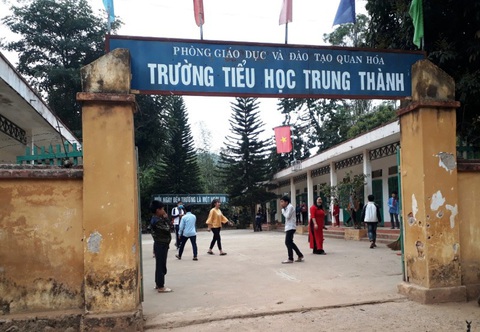 Quả đồi cạnh trường học sạt lở, chuyển thầy trò tới nơi an toàn - Ảnh 1. Quả đồi cạnh trường học sạt lở, chuyển thầy trò tới nơi an toàn - Ảnh 1.