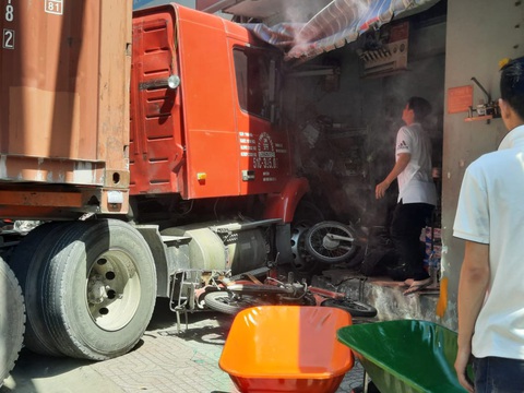 Xe container lao thẳng vào nhà dân ở quận 7, cuốn nhiều xe máy, 1 người chết - Ảnh 1. Xe container lao thẳng vào nhà dân ở quận 7, cuốn nhiều xe máy, 1 người chết - Ảnh 1.