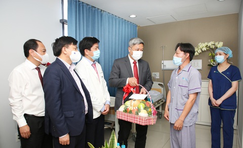 Bộ Y tế tặng bằng khen êkip bác sĩ tìm ra căn bệnh cho chàng trai ‘mặt quỷ’ - Ảnh 1. Bộ Y tế tặng bằng khen êkip bác sĩ tìm ra căn bệnh cho chàng trai ‘mặt quỷ’ - Ảnh 1.