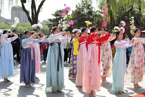 Đồ cổ trang Trung Quốc lên phim thì được, kết hôn thì không - Ảnh 2. Đồ cổ trang Trung Quốc lên phim thì được, kết hôn thì không - Ảnh 2.