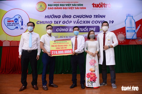 Giảng viên, sinh viên trường cao đẳng trao 219 triệu đồng Cùng Tuổi Trẻ góp vắc xin COVID-19 - Ảnh 1. Giảng viên, sinh viên trường cao đẳng trao 219 triệu đồng Cùng Tuổi Trẻ góp vắc xin COVID-19 - Ảnh 1.