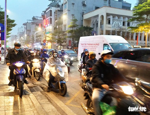 Mưa phùn kéo dài giờ tan tầm, người Hà Nội lại gặp cảnh nhích từng bước - Ảnh 2. Mưa phùn kéo dài giờ tan tầm, người Hà Nội lại gặp cảnh nhích từng bước - Ảnh 2.