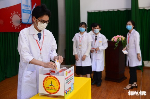 Giảng viên, sinh viên trường cao đẳng trao 219 triệu đồng Cùng Tuổi Trẻ góp vắc xin COVID-19 - Ảnh 3. Giảng viên, sinh viên trường cao đẳng trao 219 triệu đồng Cùng Tuổi Trẻ góp vắc xin COVID-19 - Ảnh 3.