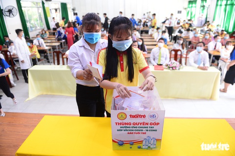 Giảng viên, sinh viên trường cao đẳng trao 219 triệu đồng Cùng Tuổi Trẻ góp vắc xin COVID-19 - Ảnh 2. Giảng viên, sinh viên trường cao đẳng trao 219 triệu đồng Cùng Tuổi Trẻ góp vắc xin COVID-19 - Ảnh 2.
