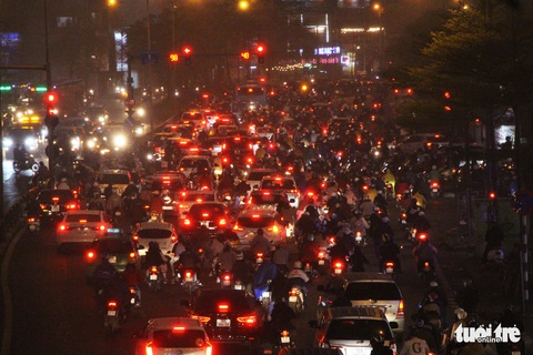 Mưa phùn kéo dài giờ tan tầm, người Hà Nội lại gặp cảnh nhích từng bước - Ảnh 3. Mưa phùn kéo dài giờ tan tầm, người Hà Nội lại gặp cảnh nhích từng bước - Ảnh 3.