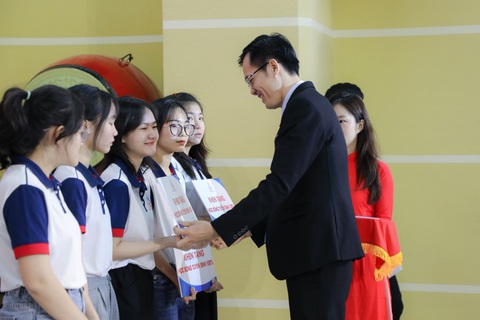 Học bổng - câu chuyện thời sự cho kỳ xét tuyển đại học hằng năm - Ảnh 1. Học bổng - câu chuyện thời sự cho kỳ xét tuyển đại học hằng năm - Ảnh 1.