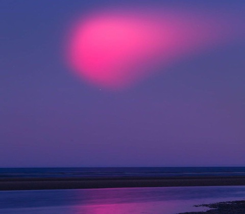 Mây hồng bí ẩn trên trời đêm, cư dân mạng nói là UFO - Ảnh 1. Mây hồng bí ẩn trên trời đêm, cư dân mạng nói là UFO - Ảnh 1.