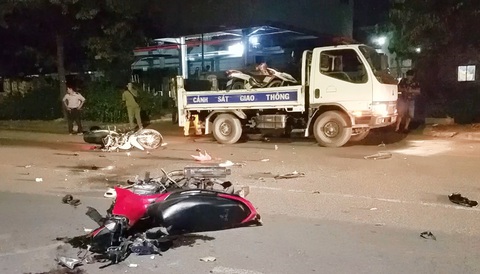 2 xe máy bể nát ở Bình Chánh, 4 người thương vong - Ảnh 1. 2 xe máy bể nát ở Bình Chánh, 4 người thương vong - Ảnh 1.