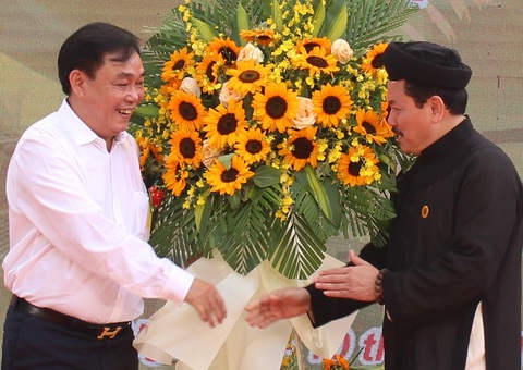 Thần y Võ Hoàng Yên đã xin trả lại tiền nhưng vợ chồng ông Dũng lò vôi không rút tố cáo? - Ảnh 1. Thần y Võ Hoàng Yên đã xin trả lại tiền nhưng vợ chồng ông Dũng lò vôi không rút tố cáo? - Ảnh 1.