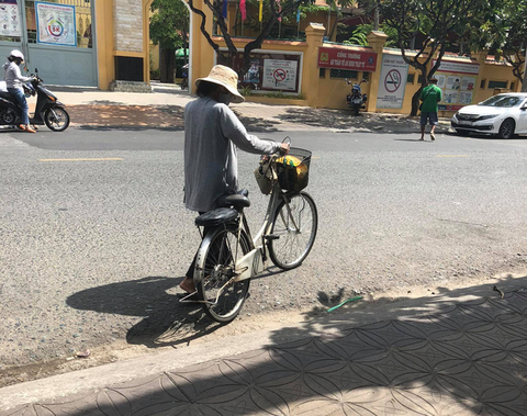 4 bà già tụi tui góp lại nhờ báo Tuổi Trẻ mua thuốc ngừa COVID - Ảnh 1. 4 bà già tụi tui góp lại nhờ báo Tuổi Trẻ mua thuốc ngừa COVID - Ảnh 1.