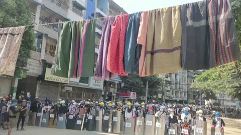 Người biểu tình Myanmar treo váy, đồ lót phụ nữ để cản trở cảnh sát - Ảnh 2. Người biểu tình Myanmar treo váy, đồ lót phụ nữ để cản trở cảnh sát - Ảnh 2.