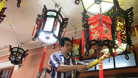 Về làng đưa đèn lồng cố đô xuất ngoại - Ảnh 1. Về làng đưa đèn lồng cố đô xuất ngoại - Ảnh 1.