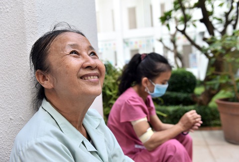 Người mẹ bán vé số, làm xe ôm lo cho 2 con tâm thần, chạy thận - Ảnh 12. Người mẹ bán vé số, làm xe ôm lo cho 2 con tâm thần, chạy thận - Ảnh 12.