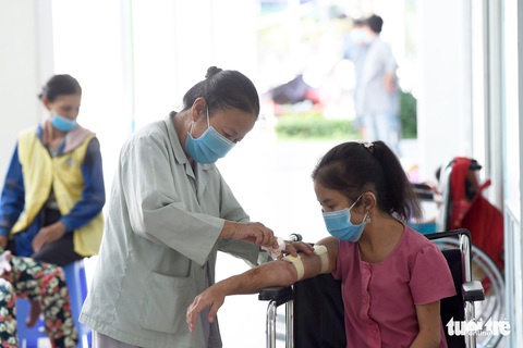 Người mẹ bán vé số, làm xe ôm lo cho 2 con tâm thần, chạy thận - Ảnh 6. Người mẹ bán vé số, làm xe ôm lo cho 2 con tâm thần, chạy thận - Ảnh 6.