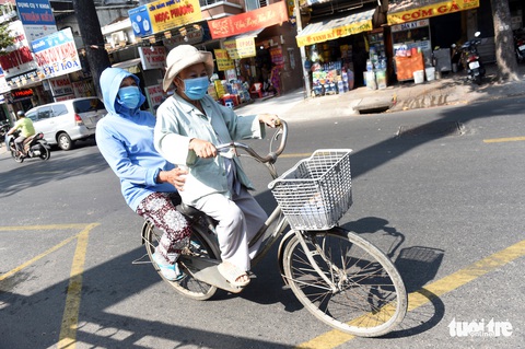 Người mẹ bán vé số, làm xe ôm lo cho 2 con tâm thần, chạy thận - Ảnh 5. Người mẹ bán vé số, làm xe ôm lo cho 2 con tâm thần, chạy thận - Ảnh 5.