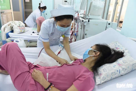 Người mẹ bán vé số, làm xe ôm lo cho 2 con tâm thần, chạy thận - Ảnh 2. Người mẹ bán vé số, làm xe ôm lo cho 2 con tâm thần, chạy thận - Ảnh 2.