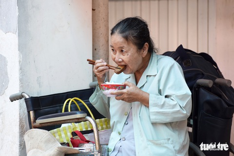 Người mẹ bán vé số, làm xe ôm lo cho 2 con tâm thần, chạy thận - Ảnh 7. Người mẹ bán vé số, làm xe ôm lo cho 2 con tâm thần, chạy thận - Ảnh 7.