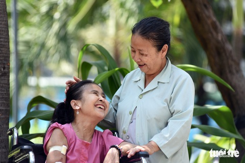 Người mẹ bán vé số, làm xe ôm lo cho 2 con tâm thần, chạy thận - Ảnh 1. Người mẹ bán vé số, làm xe ôm lo cho 2 con tâm thần, chạy thận - Ảnh 1.