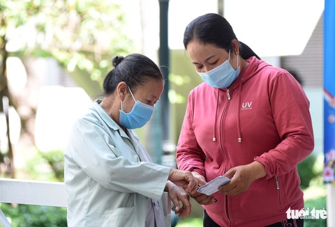 Người mẹ bán vé số, làm xe ôm lo cho 2 con tâm thần, chạy thận - Ảnh 4. Người mẹ bán vé số, làm xe ôm lo cho 2 con tâm thần, chạy thận - Ảnh 4.