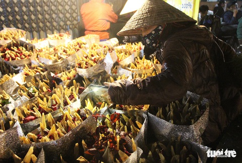 Chợ hoa lớn nhất Hà Nội đắt khách cận ngày 8-3 - Ảnh 6. Chợ hoa lớn nhất Hà Nội đắt khách cận ngày 8-3 - Ảnh 6.