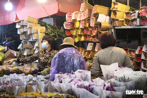 Chợ hoa lớn nhất Hà Nội đắt khách cận ngày 8-3 - Ảnh 7. Chợ hoa lớn nhất Hà Nội đắt khách cận ngày 8-3 - Ảnh 7.